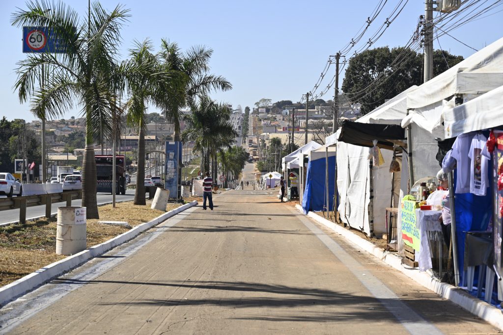 Goinfra divulga lista de contemplados com barracas comerciais na Festa de Trindade - Barracas comerciais ao longo da Rodovia dos Romeiros durante o dia