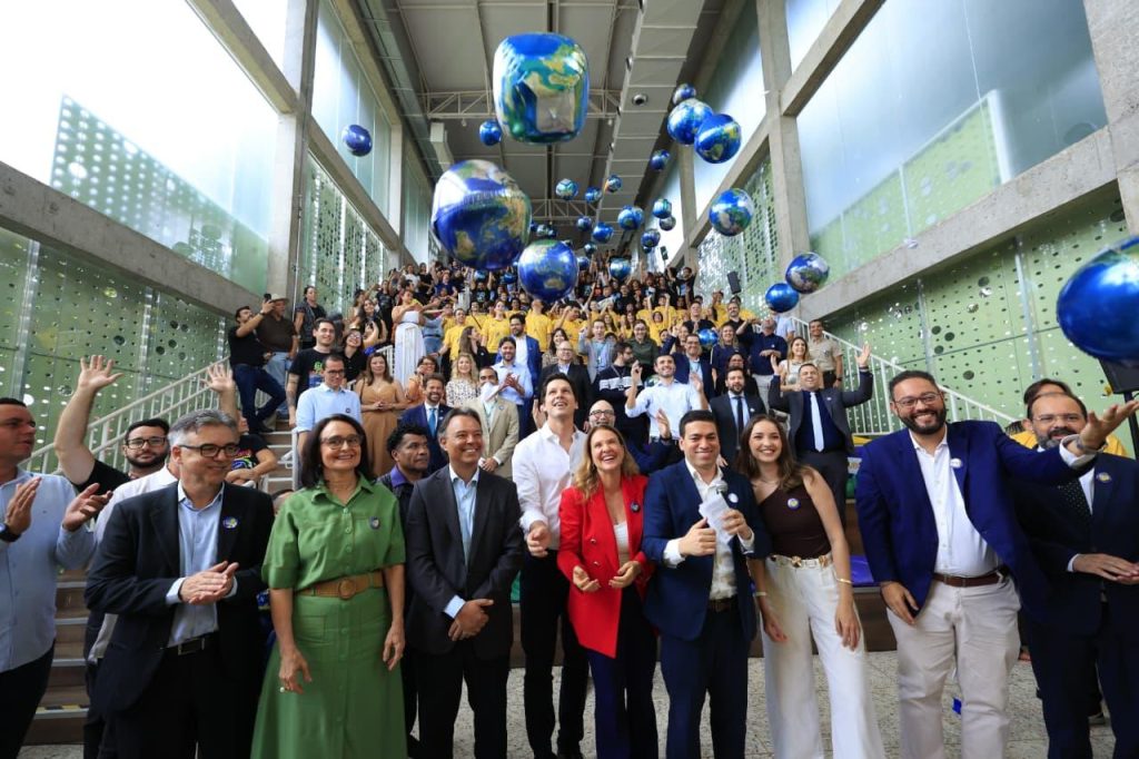 Governador, secretários e bolsistas do Goiás pelo Mundo