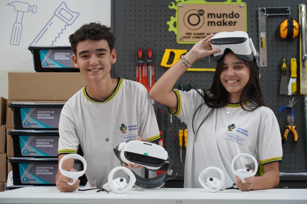 Kits com óculos de realidade virtual são entregues a 104 escolas estaduais