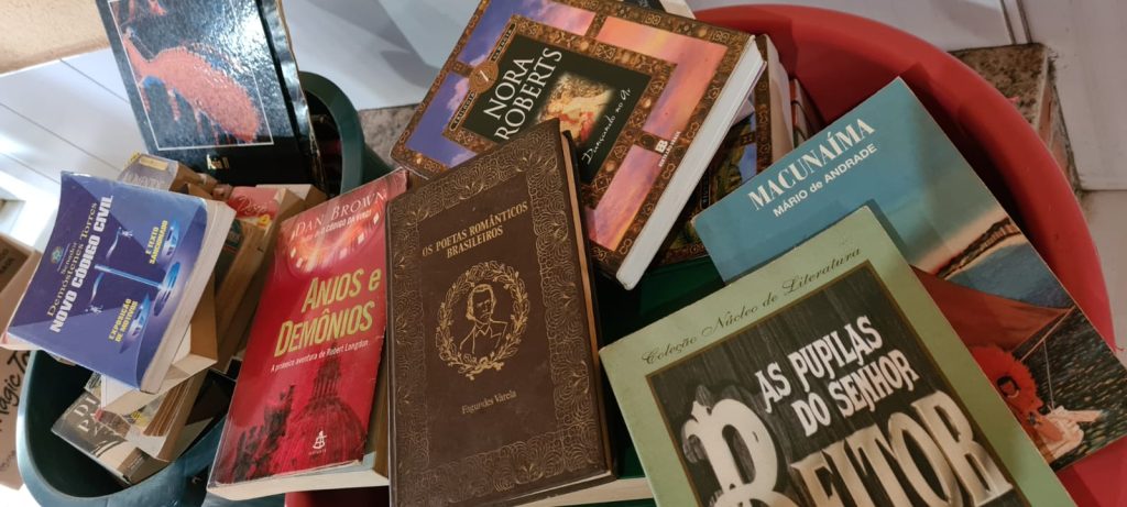 Livros doados para o projeto Gira Livros