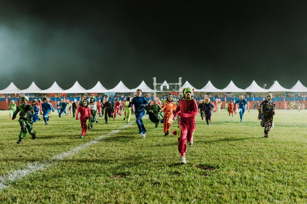 Mascarados no campo de batalha das Cavalhadas de Palmeiras de Goiás