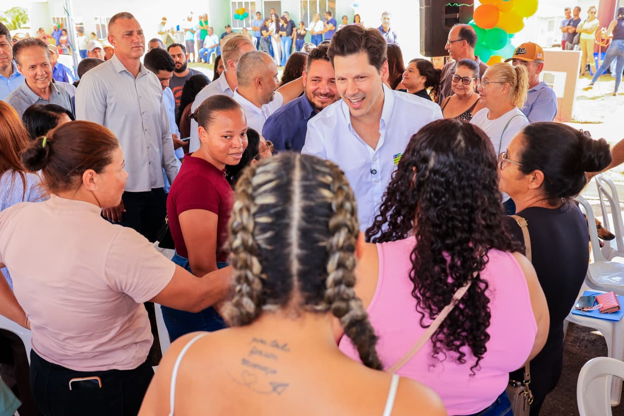 No Nordeste goiano, Daniel Vilela entrega 87 casas a custo zero, sendo 50 em São Domingos e 37 em Cavalcante; o governador também assinou ordem de serviço para a continuidade da pavimentação da GO-110, entre São Domingos e o distrito de Estiva (Fotos: Benedito Braga e Wesley Costa)