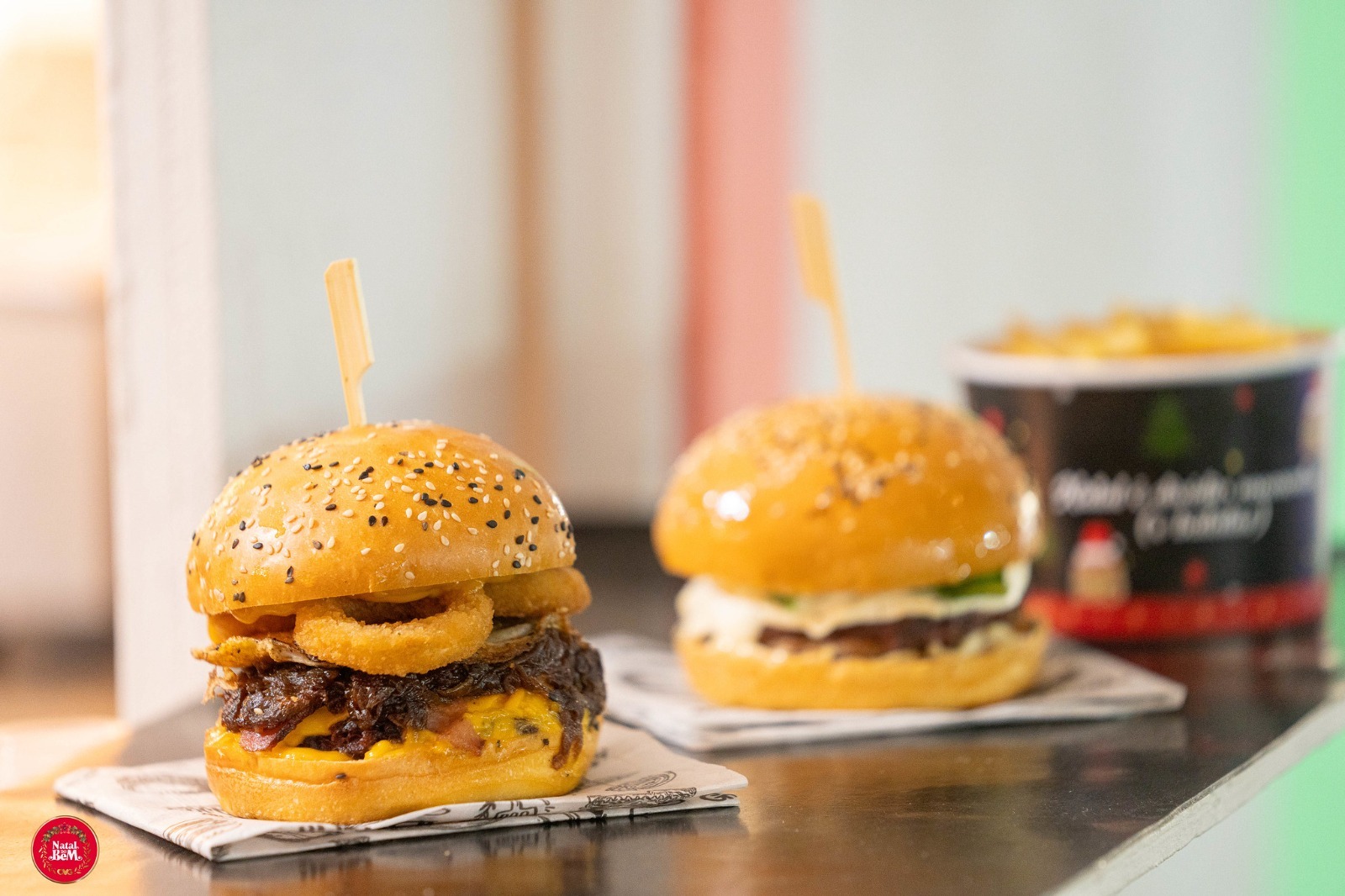 Governo de Goiás está com inscrições abertas para a Vila Gastronômica do Natal do Bem 2026 - dois sanduíches de hambúrgueres lado a lado