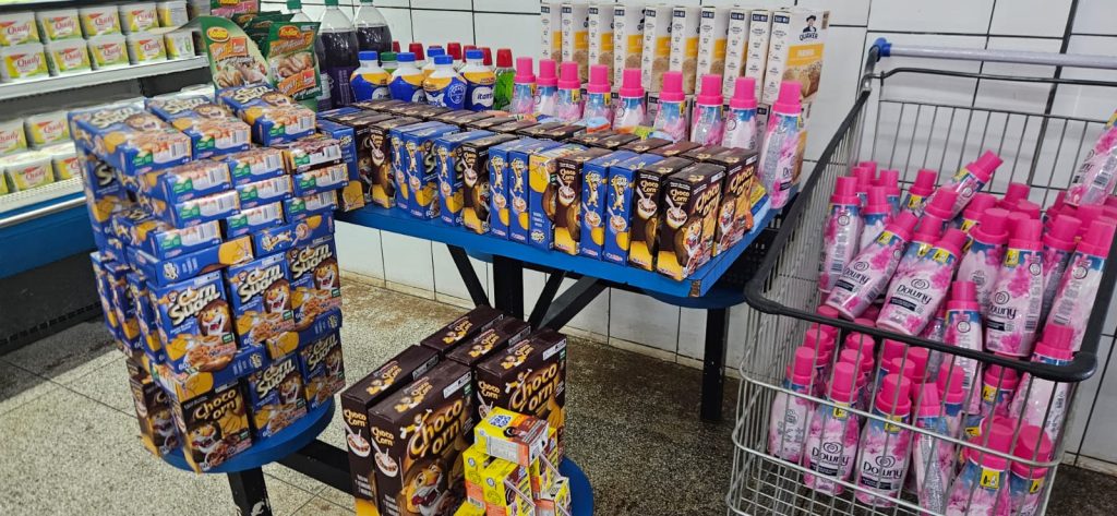 Em fiscalização de dois estabelecimentos em Alexânia, Procon apreende quase 650 itens impróprios ao consumo - produtos vencidos sobre mesa