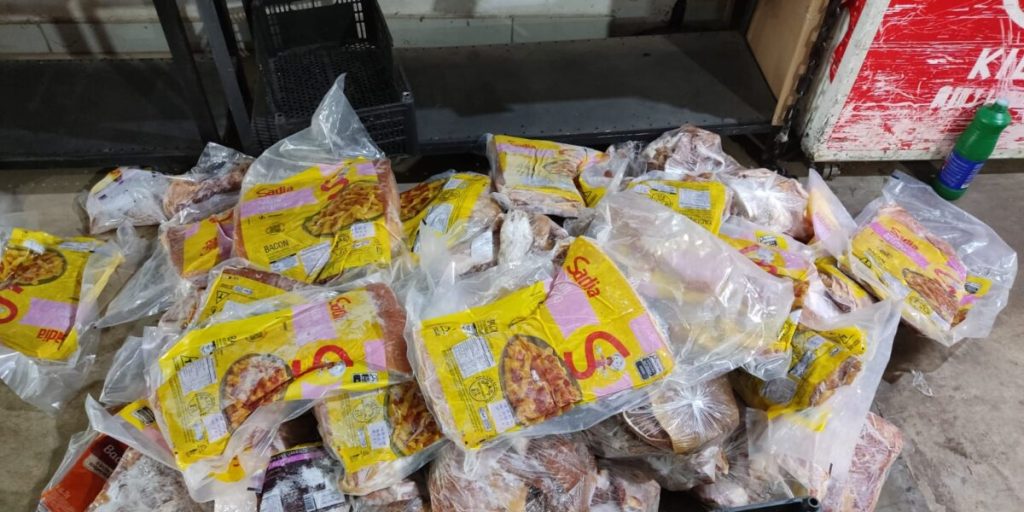 Procon apreende mais de 250 quilos de produtos impróprios para consumo em Novo Gama - embutidos congelados