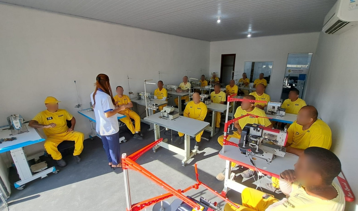 Em Aparecida de Goiânia, são 16 reeducandos no curso de costureiro industrial (Fotos: Polícia Penal)