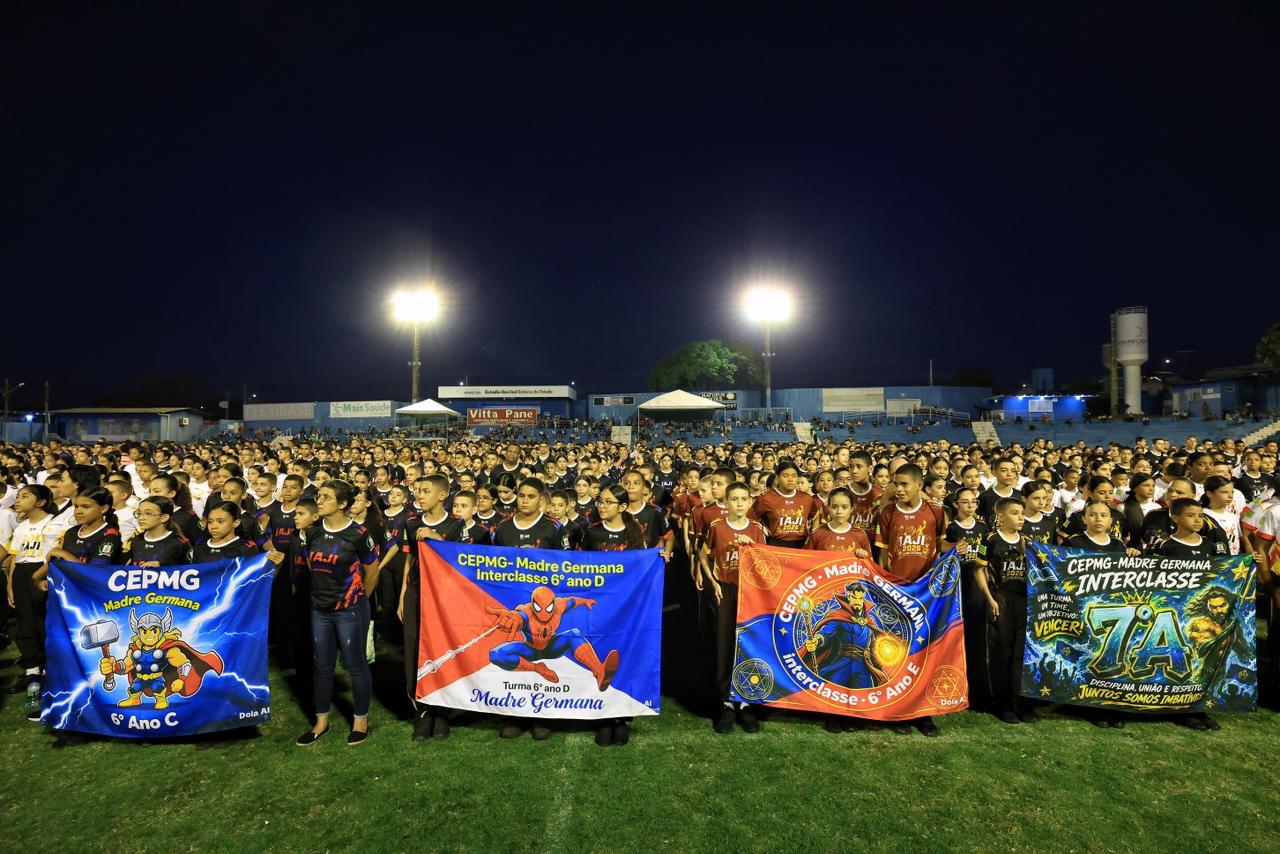 Daniel Vilela destaca importância do esporte na formação dos jovens na abertura de jogos internos de colégios militares - alunos dos quatro CPMGs que participam da competição