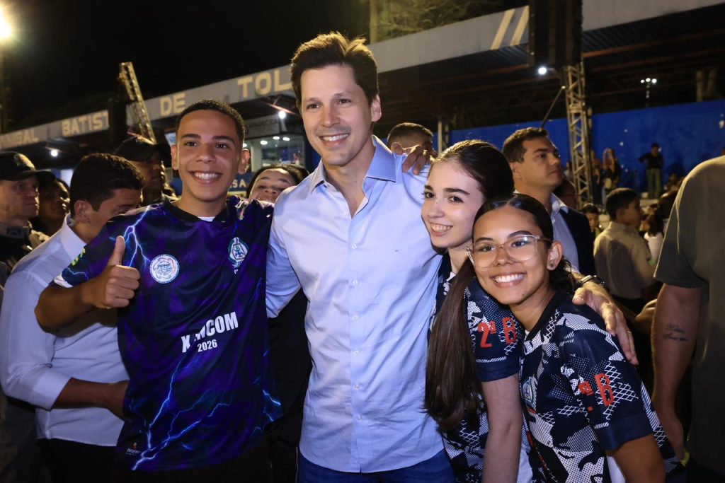 Daniel Vilela destaca importância do esporte na formação dos jovens na abertura de jogos internos de colégios militares - governador Daniel Vilela abraçado com três estudantes