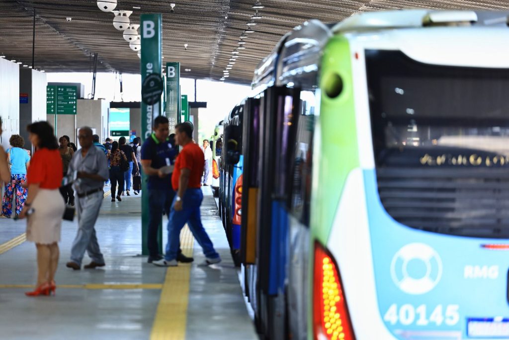 Goiás conquista maior prêmio mundial de mobilidade urbana por transformação no transporte coletivo - pessoa saindo de ônibus em terminal de transporte metropolitano