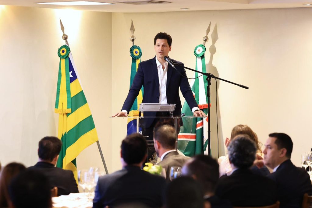 Governo anuncia R$ 78 milhões em investimentos em centro de inteligência artificial até 2031 - Daniel Vilela discursando