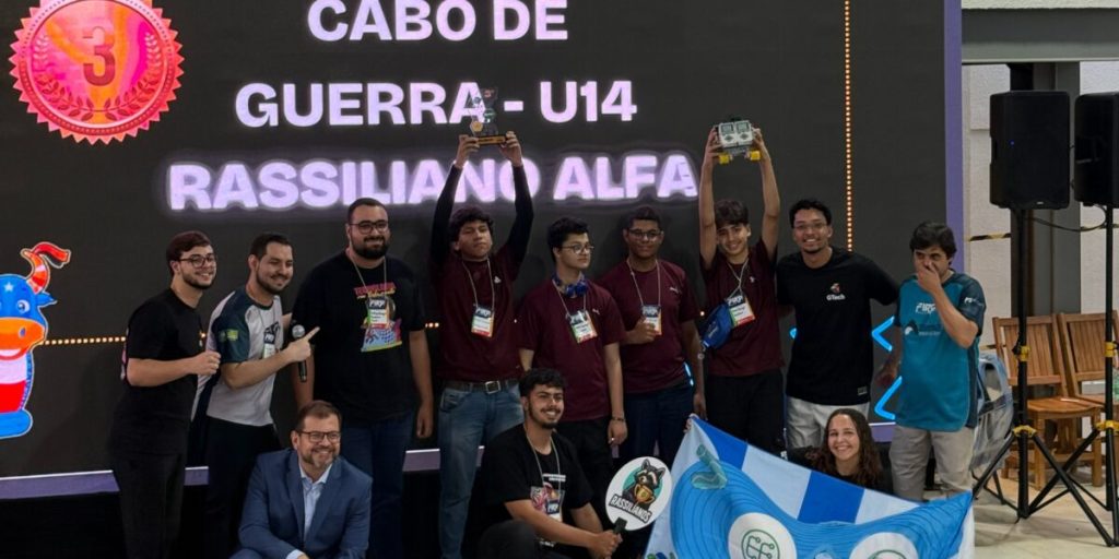 Escola do Futuro de Goiás conquista dois prêmios em campeonato estadual de robótica - Alunos e professores comemorando