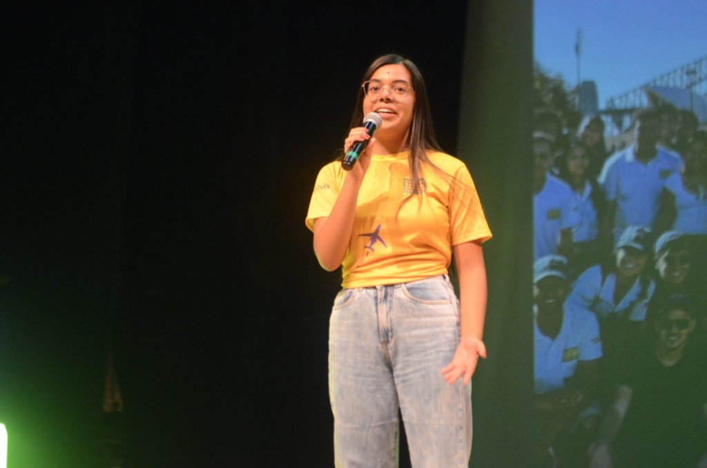 Goiás Pelo Mundo é destaque em reunião do Conselho Estadual de Educação - Deborah Loiola relatando sua participação no intercâmbio