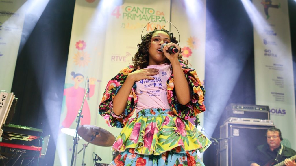 Participante do Canto da Primavera Kids