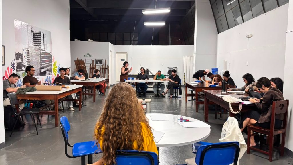 Escola de Artes Visuais da Secult Goiás divulga agenda de julho - alunos durante oficina na EAV