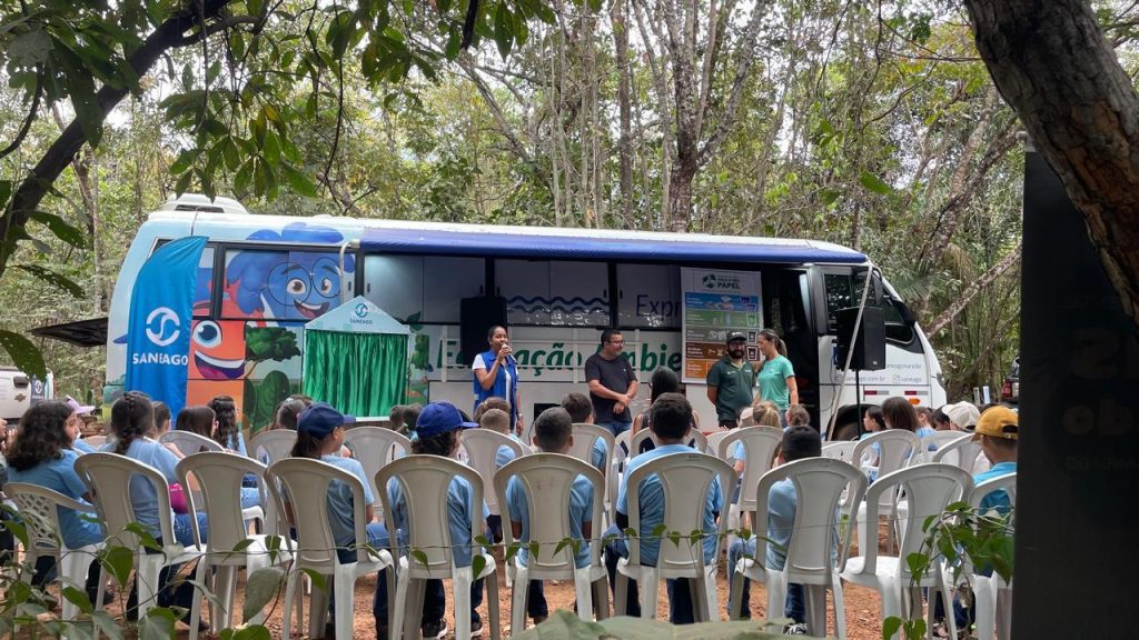 Expresso Ambiental da Saneago promove experiências interativas sobre água e sustentabilidade no Fica 2026 - micro-ônibus adaptado que funciona com energia limpa e crianças acompanhando palestra