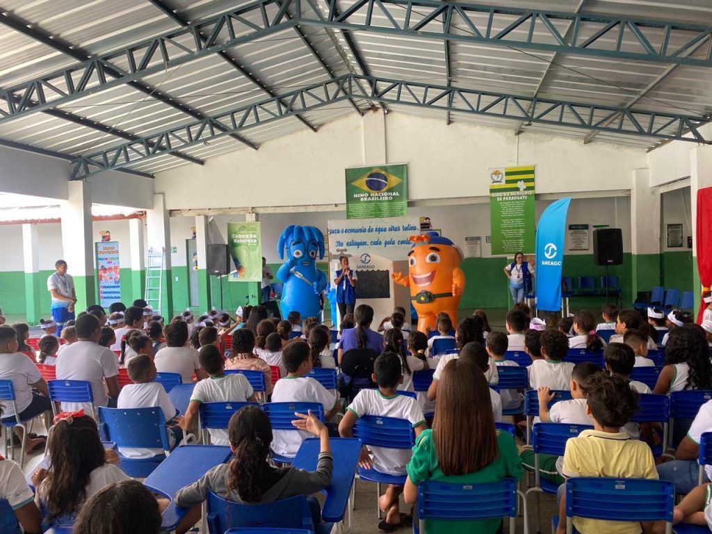 Expresso Ambiental da Saneago promove experiências interativas sobre água e sustentabilidade no Fica 2026 - Sato e Banja em palestra com crianças