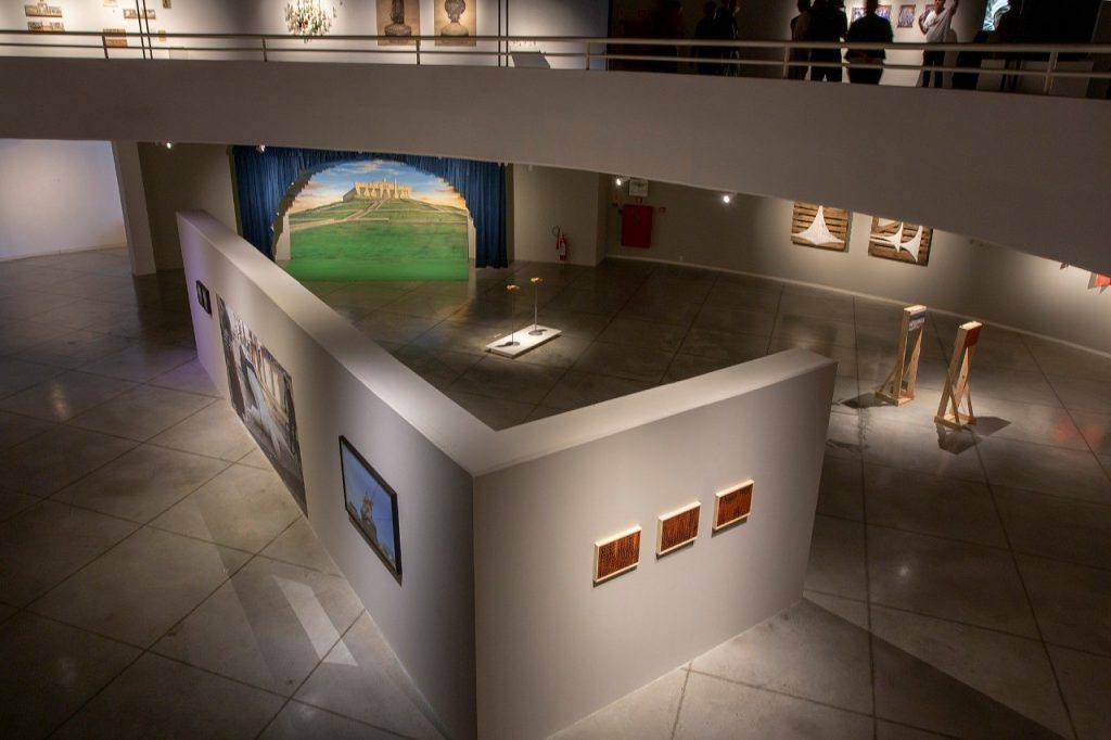 Salão Nacional de Arte Contemporânea de Goiás seleciona 30 artistas para exposição em Goiânia - hall de edições anteriores do Salão Nacional de Arte Contemporânea