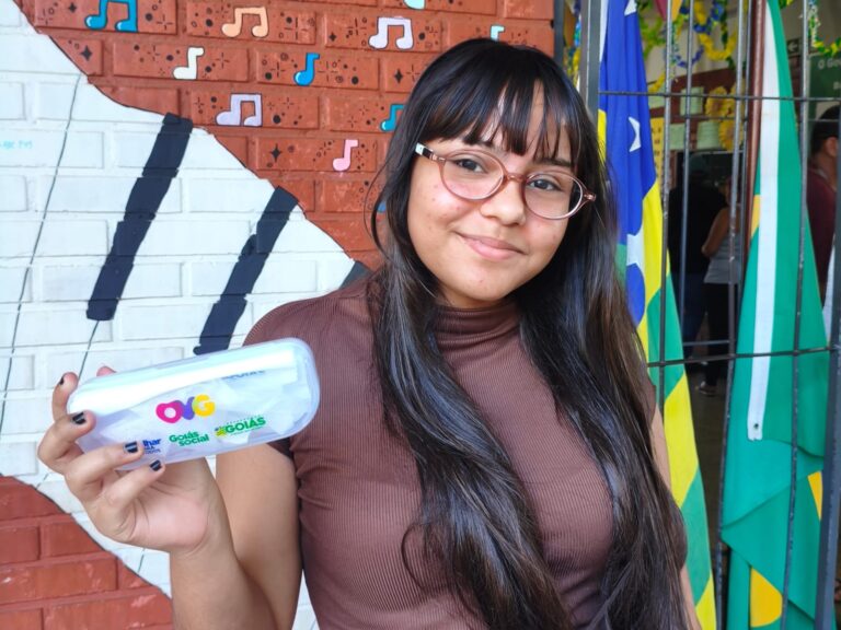 Olhar Para Todos beneficia 208 estudantes do Cepi Buriti Sereno Garden com de óculos de grau - aluna com óculos, maostrando caixinha com marca da OVG