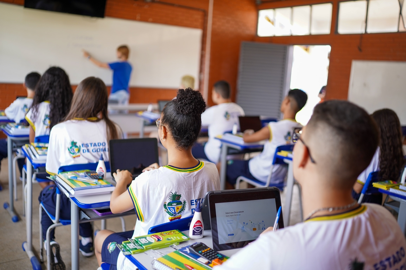 Goiás conquista o 1º lugar do país na Redação do Enem 2025 entre as redes estaduais - estudantes uniformizados em sala de aula