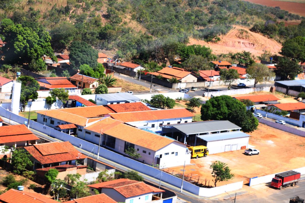 Novo Cepi Calumério Rodrigues Galvão e ônibus escolar são entregues à população de Campinaçu