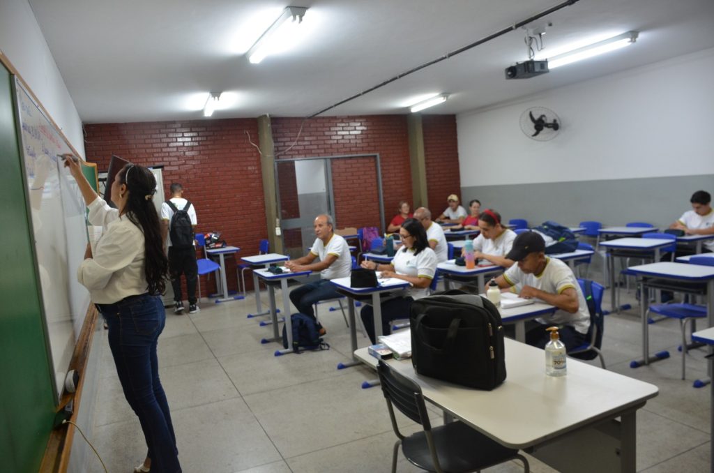 EJA: Período de matrículas para EJA começa no próximo dia 22 - Alunos e professora da Eja durante aula
