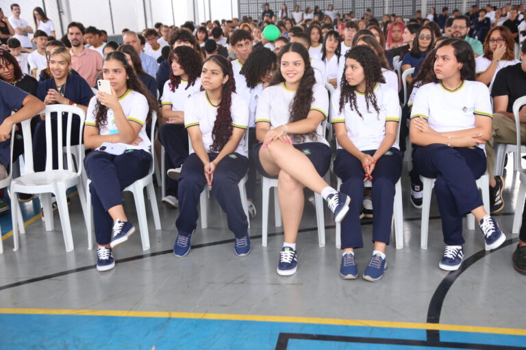 Cepi Cecília Meirelles ganha nova estrutura após reforma e ampliação realizadas pelo Governo de Goiás - alunas sentadas em quadra poliesportiva