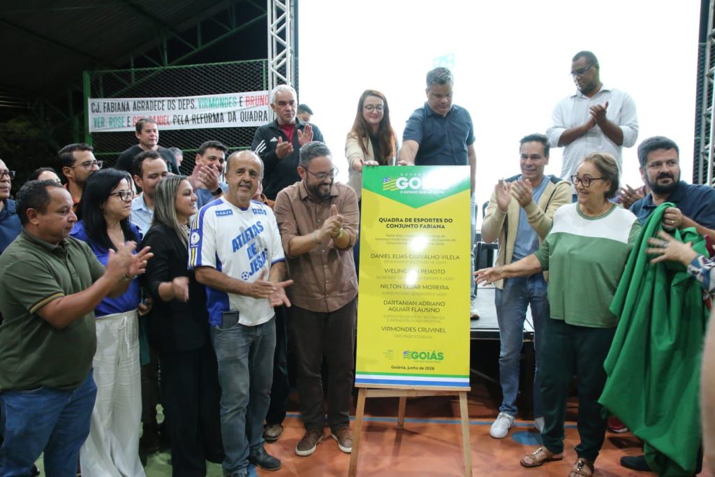 Reforma da Quadra de Esportes do Conjunto Fabiana é entregue à população - descerramento da placa de inauguração, com presença de autoridades e da população