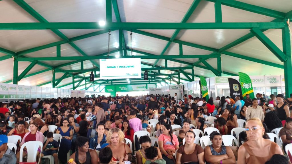 Governo de Goiás realiza mais de 17,3 mil atendimentos de saúde durante edições do Goiás Social em maio - Pessoas sentadas aguardando atendimento durante edição do Goiás Social em maio de 2026