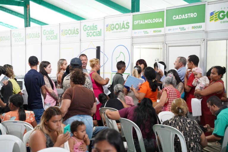 Saúde realiza mais de 1,6 mil atendimentos durante Goiás Social na Região Noroeste de Goiânia - Pessoas aguardando atendimento em tenda do Goiás Social