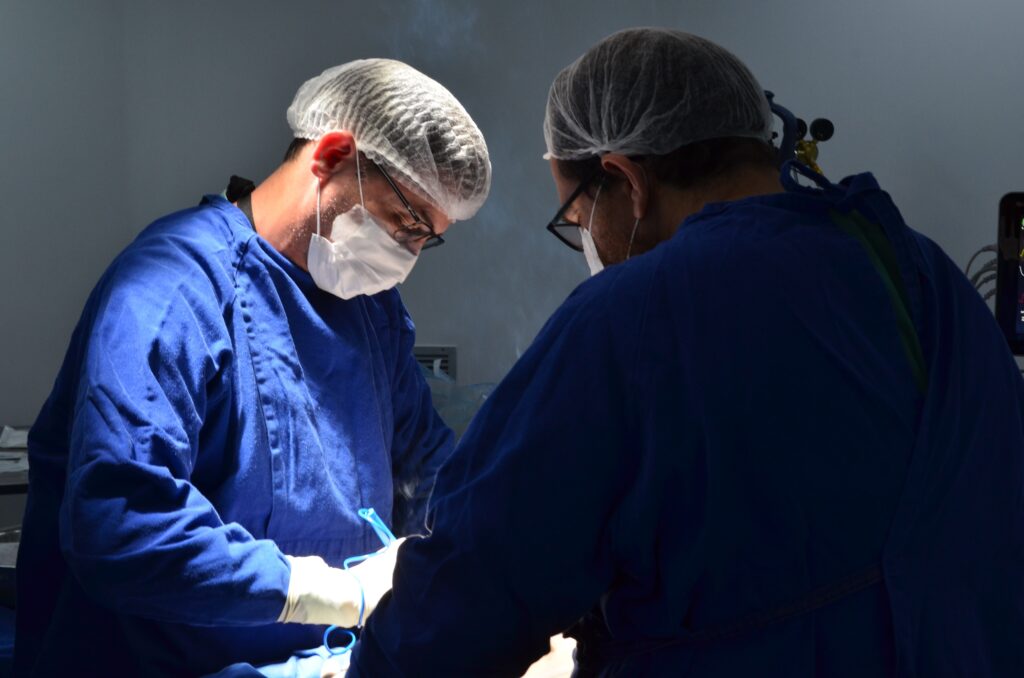 HCN realiza sua 37ª captação de órgãos para doação - Médicos durante procedimento cirúrgico para retirada de órgãos para transplantes
