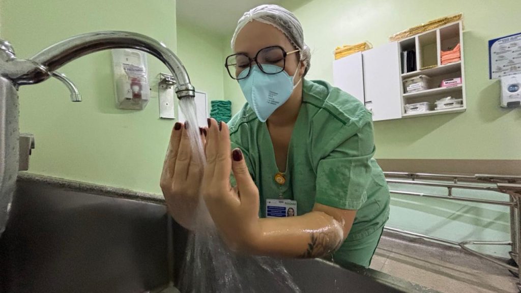 HDT mantém zeradas infecções urinárias há quase 2 anos - Profissional de saúde higienizando as mãos em torneira com água