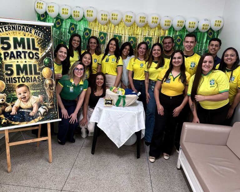 Hospital de Luziânia registra 5 mil partos - equipe do hospital vestindo camisetas da seleção brasileira celebrando