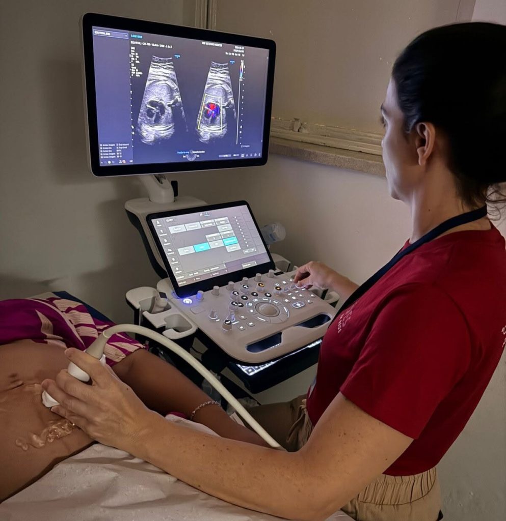 Mutirão de ecocardiograma fetal do Hemu atende mais de 70 gestantes - médica fazendo exame de ecocardiograma fetal em gestante