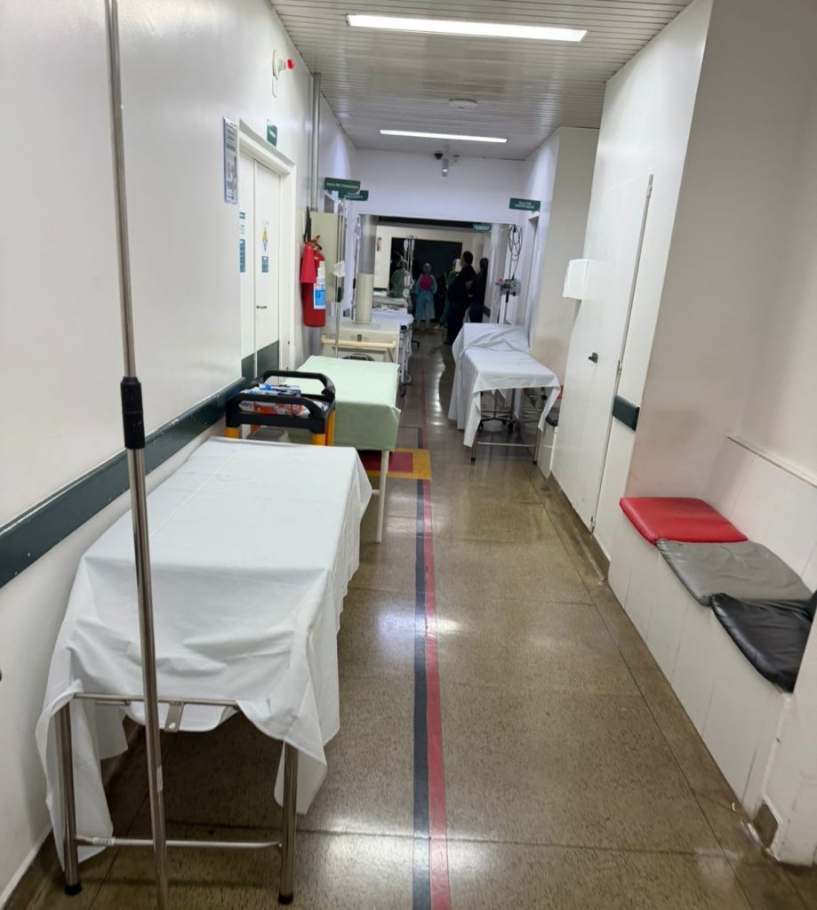 Hospitais estaduais mobilizam equipes para socorro às vítimas do acidente com van escolar - Macas no corredor preparadas para receber vítimas do acidente com van escolar