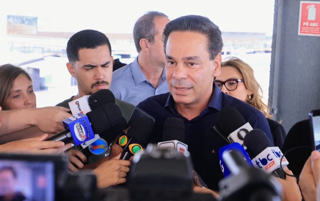Secretário de Esporte e Lazer em coletiva no autódromo
