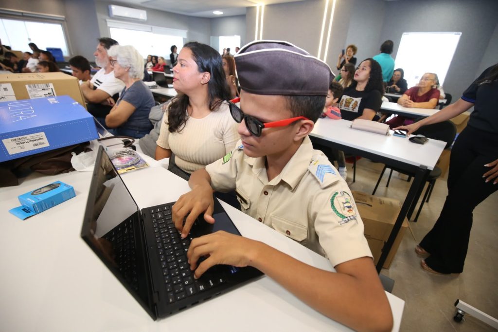 Aluno da edução especial em escola militar