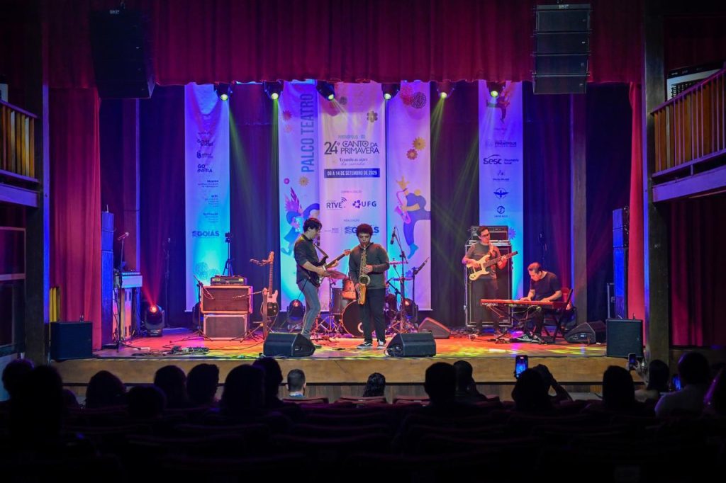 Apresentação no palco do Canto da Primavera