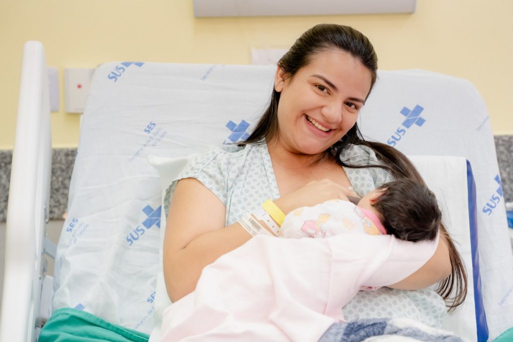 Mãe amamentando bebê