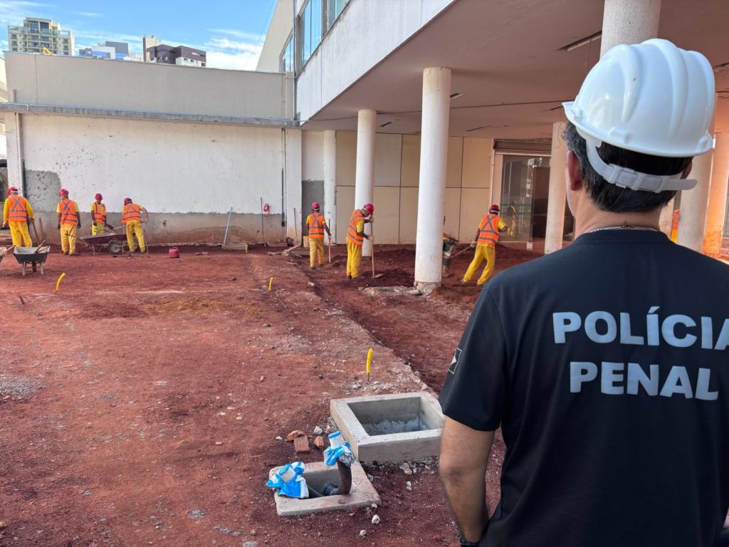Trabalho no sistema prisional cresce 61,4% em Goiás e alcança mais de 6 mil pessoas - Detentos trabalhando em obra