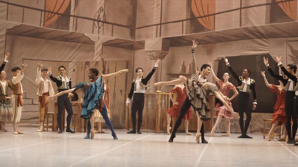 Cia Jovem Basileu França apresenta balé “Don Quixote” na abertura do Festival de Dança de Joinville - Bailarinos no palco
