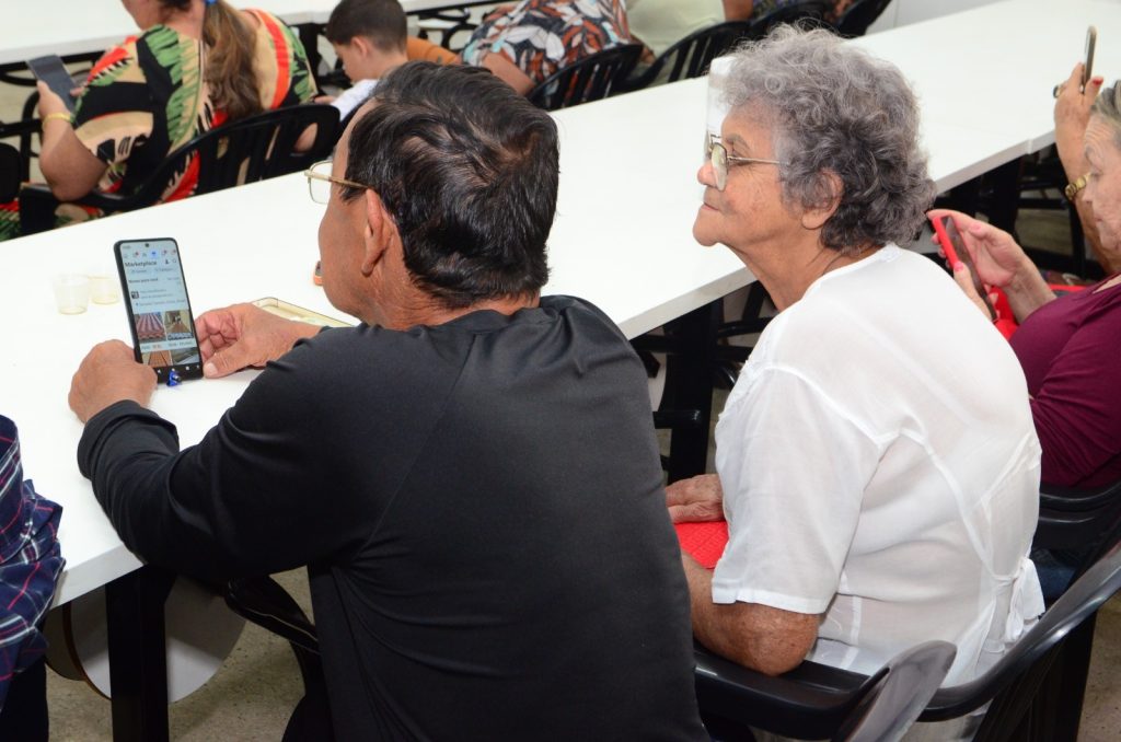 Cidadão Tech 60+ oferece 500 novas vagas em 11 municípios de Goiás - pessoas idosas durante edições anteriores do curso Cidadão Tech 60+