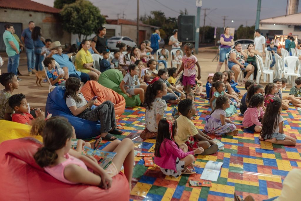 Cine Leitura do Bem amplia acesso à cultura em mais quatro municípios goianos - crianças em sessão de contação de hostórias