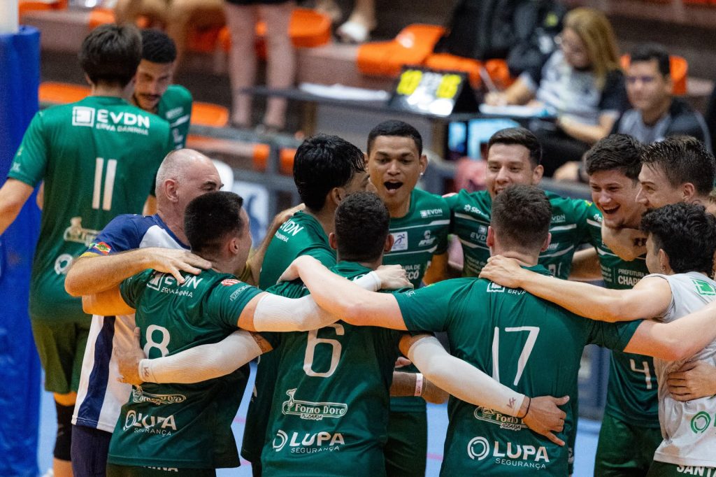 Goiás sedia os Jogos Universitários Brasileiros 2026 - Jogadores abraçados em quadra, todos vestem camisas verdes