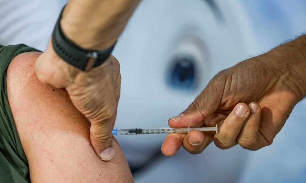 HDT reforça importância da vacinação para manter Goiás protegido contra sarampo - pessoa recebendo vacina no braço