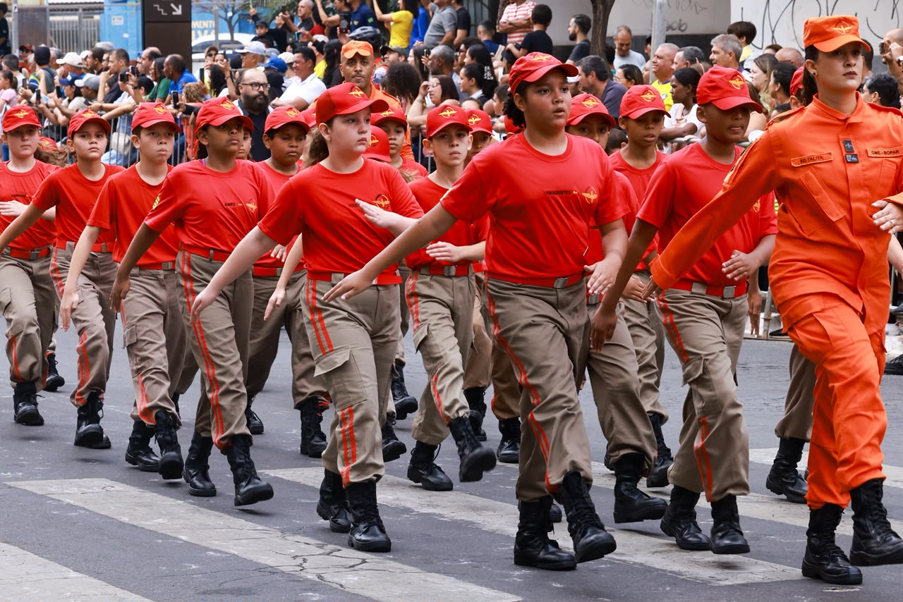 Desfile de 7 de Setembro em Goiânia reuniu estudantes, famílias e forças de segurança na celebração dos 204 anos da Independência