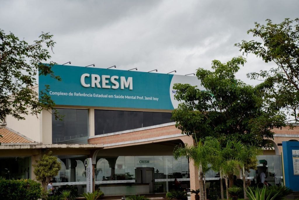 Rede de Atenção Psicossocial reúne serviços para o cuidado em saúde mental em Goiás Fachada do Cresm durante o dia
