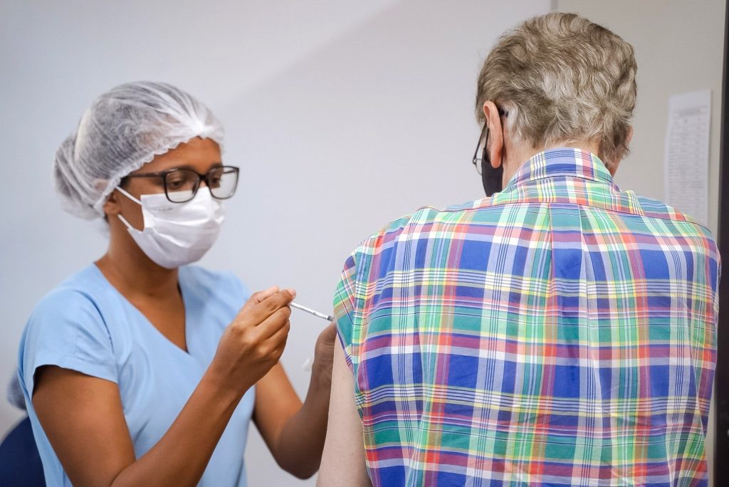 Goiás inicia distribuição da vacina Pneumo 20 para idosos com 85 anos ou mais - Pessoa idosa recebendo vacina no braço