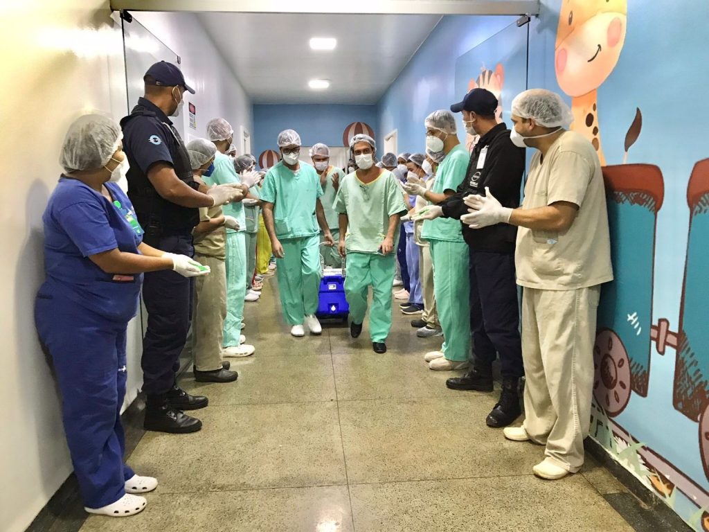 Polícia Penal forma primeira turma e reforça segurança no sistema prisional goiano - órgão sendo transportado por profissionais da saúde pra realização de transplante
