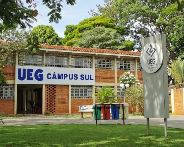 UEG abre 4,3 mil vagas para 35 cursos de graduação - prédio de dois andares na sede do Campus Sul da UEG, fachada externa durante o dia