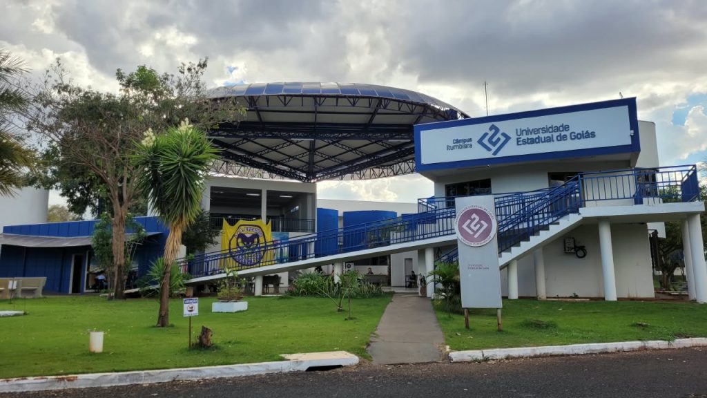 UEG prorroga inscrições do Vestibular 2027/1 até 24 de setembro - fachada externa da entrada do Campus Itumbiara